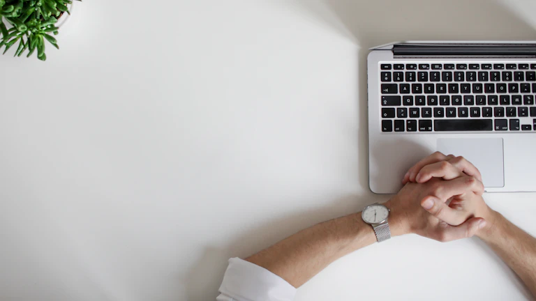 2026년 직장운 대박 나는 사주 특징과 연봉 상승 비결 4 악수하는 두 사람