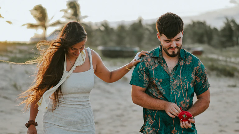 사주 재성, 처복 남편복 좋은 사주 특징과 재물운 완벽 분석 2 행복하게 걷고 있는 부부