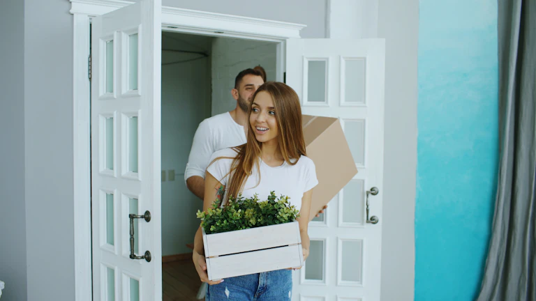 새 아파트에서 행복하게 웃는 가족