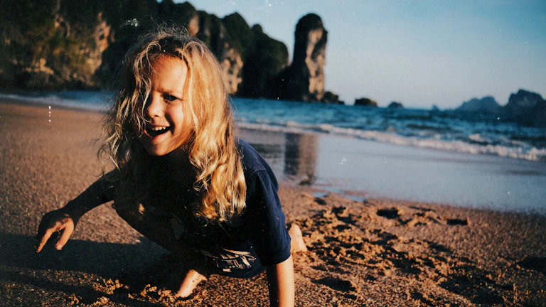 해변에서 여유롭게 쉬고 있는 행복한 사람