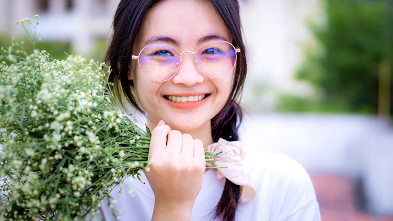 식물과 함께 행복해하는 사람