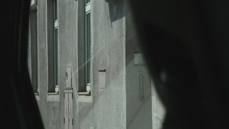 집을 성공적으로 팔고 만족스러운 수익을 얻어 기뻐하는 사람