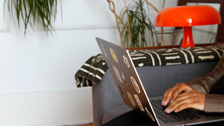 거실에 배치된 싱그러운 초록 식물들