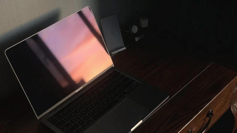 데이터 차트가 보이는 노트북과 깔끔한 책상