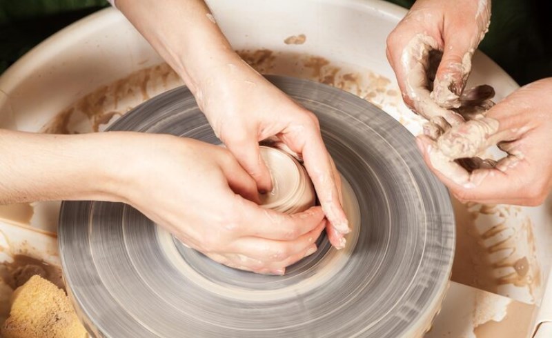 흙을 만지며 도자기를 빚는 사람의 손
