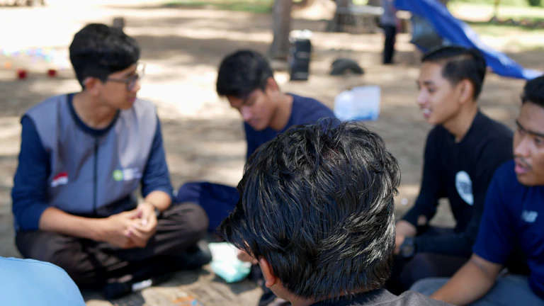 팀원들의 이야기를 경청하는 리더