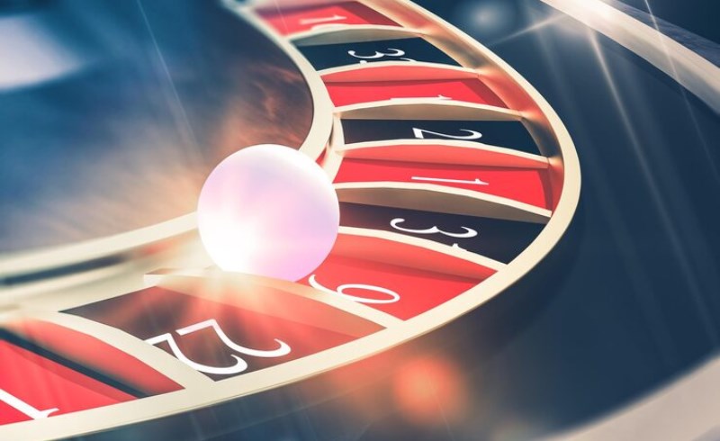 사주 팔자 도표와 복권 용지를 함께 분석하는 전문가의 모습