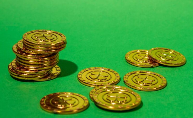 황금 동전이 쏟아지는 이미지와 풍요로운 기운의 배경