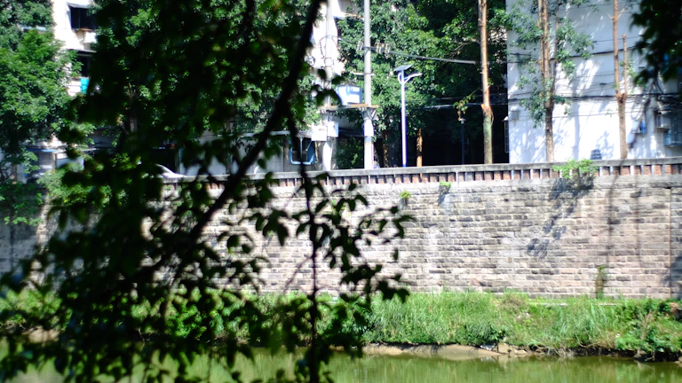 만세력 일지 진토, 부동산 투자의 귀재가 되는 비결과 재물운 완벽 분석 2 강가에 위치한 고급스러운 현대식 저택