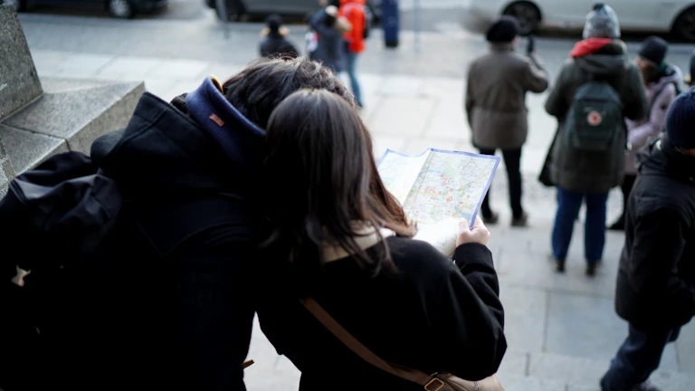 사주 격국이 파격일 때, 대운을 현명하게 잡고 평범하지만 행복하게 사는 비결 1 남녀가 사주 궁합 차트를 보고 있는 모습