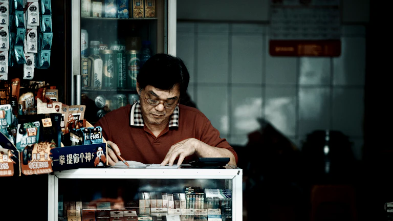 재무 데이터를 확인하는 남자