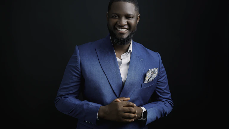 사주 나에게 맞는 행운의 속옷 색상, 면접 날 숨겨진 코디 비법으로 합격률 높이기 3 면접 정장을 입은 남성