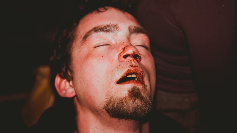 스트레스 받는 표정의 남성