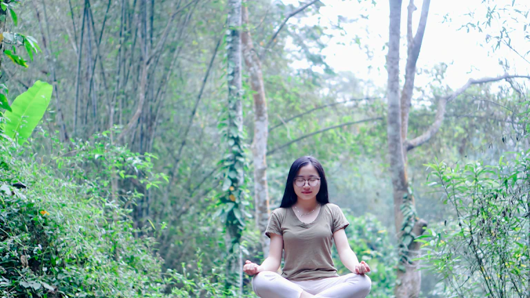 균형을 찾으며 명상하는 사람