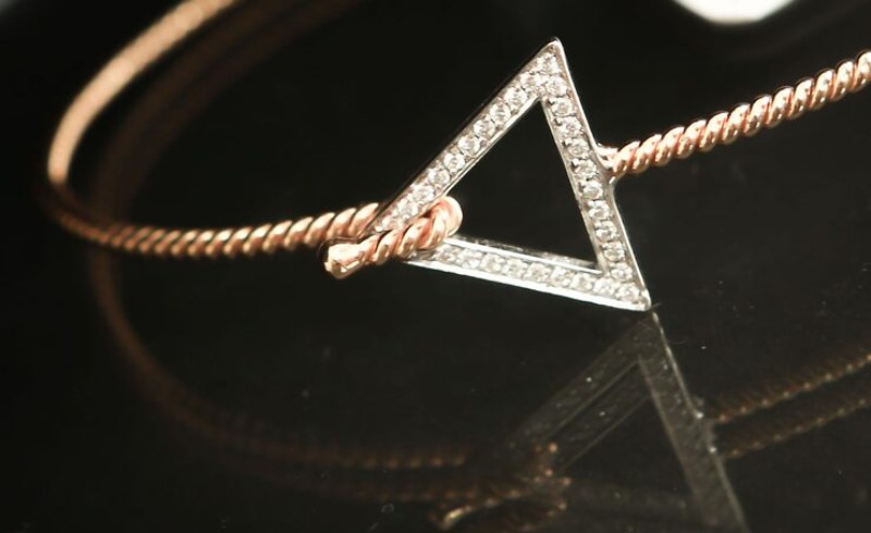 금속 액세서리를 활용한 세련된 스타일링