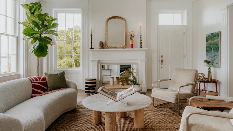 미니멀리스트 스타일의 흰색 방