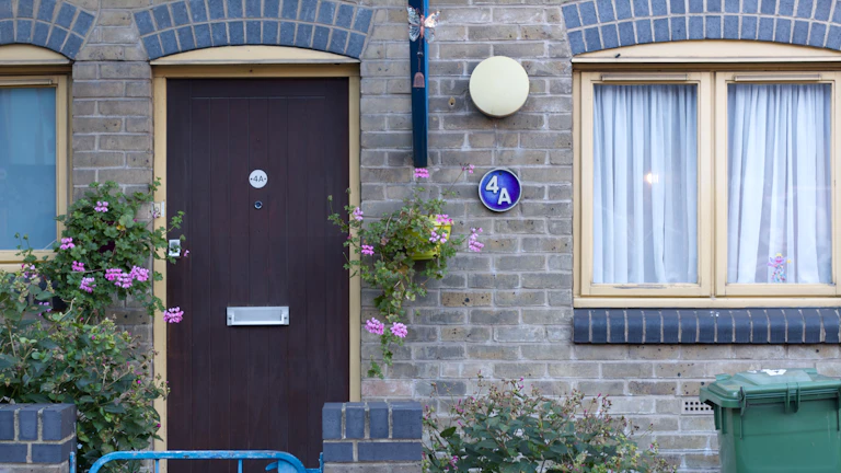 사주 현관문, 나에게 딱 맞는 행운 종소리와 재질 선택 가이드 2 현대적인 주택 현관