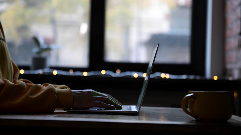 식물과 노트북이 있는 사무실 책상