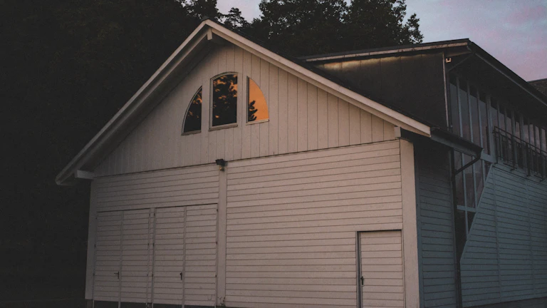 재성입묘 특징 묶인 재물운 여는 비결 2 빛이 새어 나오는 오래된 창고