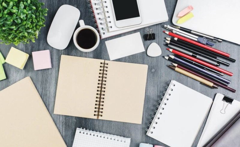 정돈된 책상과 계획표 그리고 한 잔의 커피