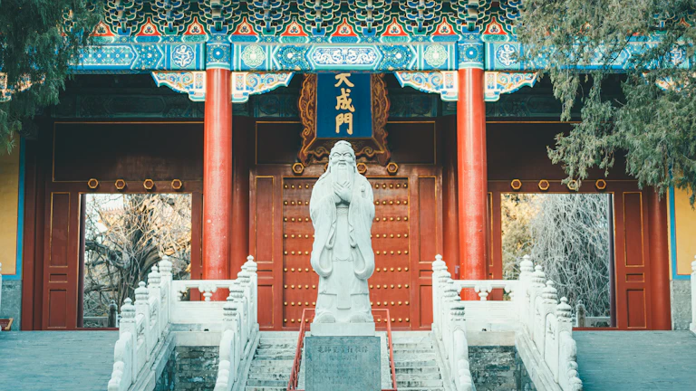 정관대운 발복 시점과 명예운 트이는 성공 비법 (2026년) 2 사주 명리학의 기운이 모이는 추상적인 이미지