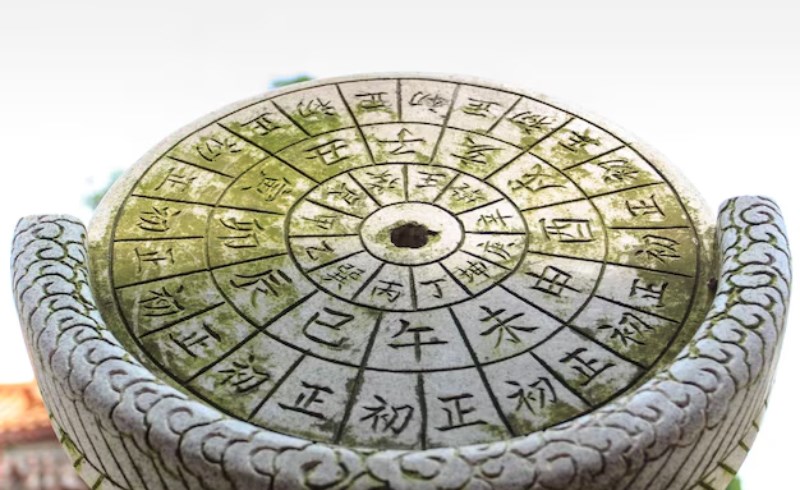 십이지신과 오행의 흐름을 나타내는 화려한 동양적 문양