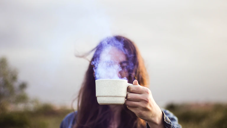 사주 화(火) 과다 성격 급할 때 마시는 개운 차 추천: 마음의 불길을 잠재우는 비법 1 뜨거운 열기로 인해 힘들어하는 사람이 찻잔을 들고 있는 모습