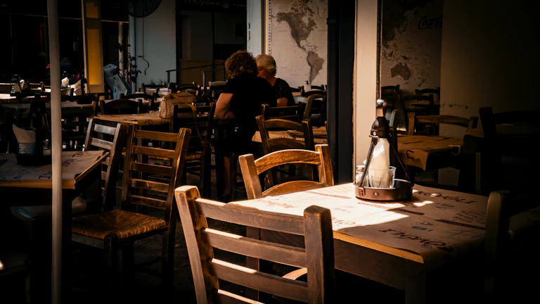 테이블에서 계획을 논의하는 사람들