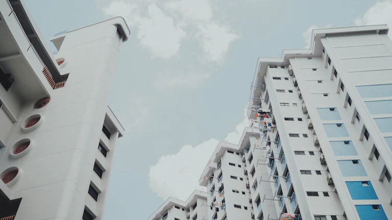 아파트 모델하우스에서 상담 중인 사람들