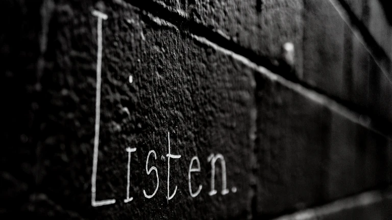 서로 대화하고 경청하는 사람들