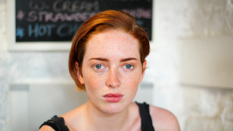 사주 명리학 차트를 분석하는 사람