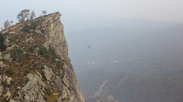 밧줄 위에서 균형을 잡는 사람