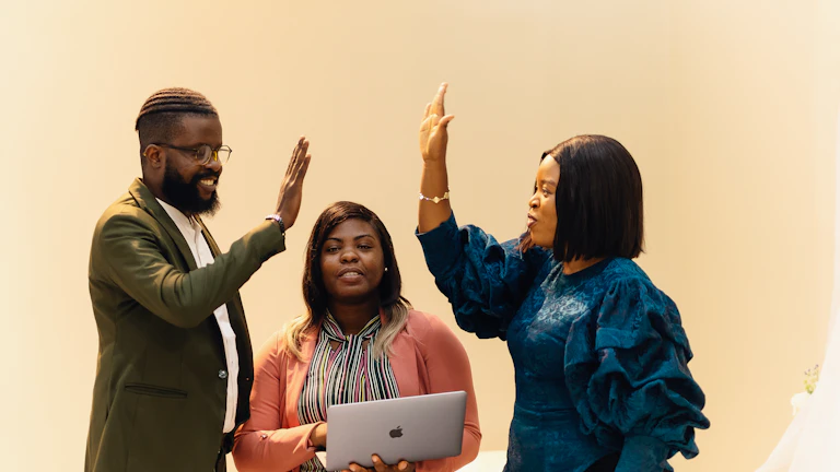 성공을 축하하며 환호하는 사람