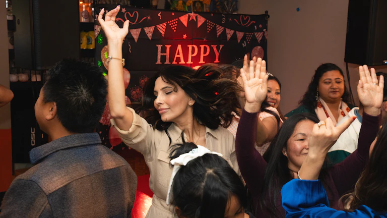 비견격 사주, 돈 앞에서 형제도 못 알아볼 만큼 치열한 성공 비결 3 두 손을 들고 환호하는 사람