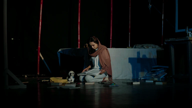 책상을 정리하며 마음을 가다듬는 사람