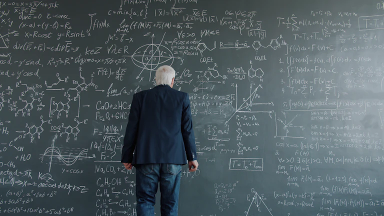 복잡한 다이어그램을 숙고하는 사람