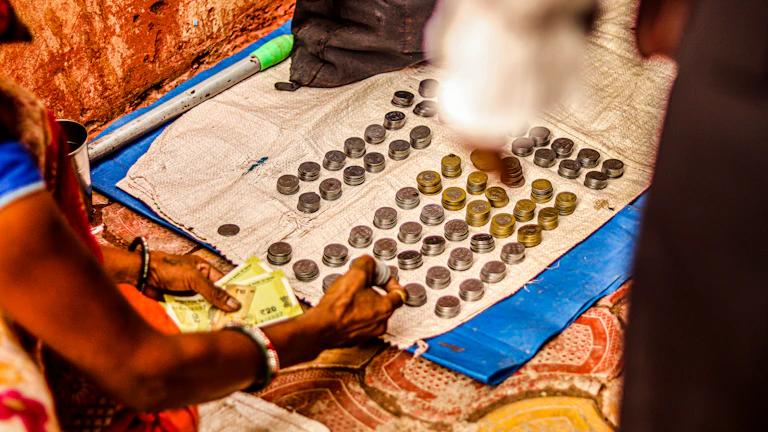 돈을 세고 있는 행복한 사람