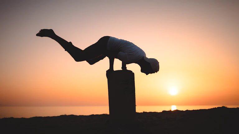 사주 관성, 직장 스트레스 해결하는 개운법과 심리 처방전 총정리 2 노을 아래에서 요가를 하며 마음의 평화를 찾는 사람