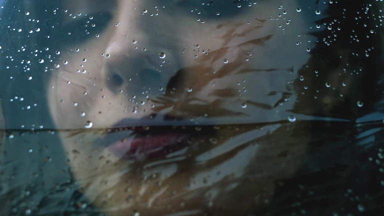 생각에 빠져 허우적거리는 사람