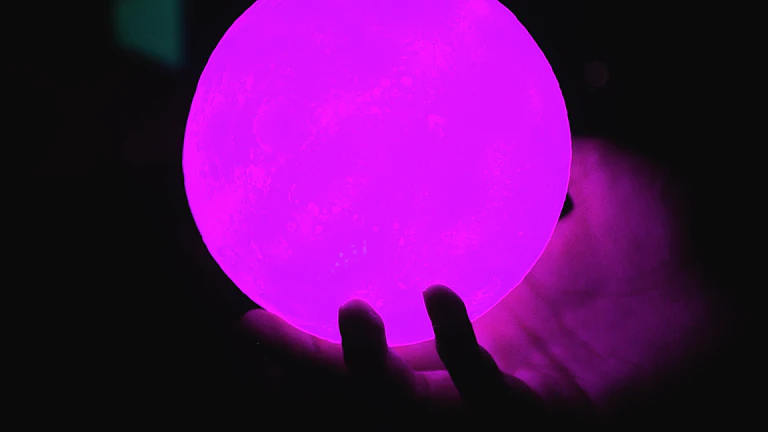 재성입묘 특징 묶인 재물운 여는 비결 3 빛나는 구체를 든 사람