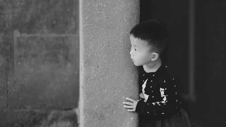 밝은 미래를 향해 나아가는 사람