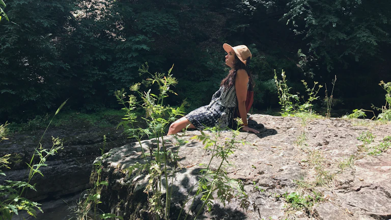 자연 속에서 명상하는 사람