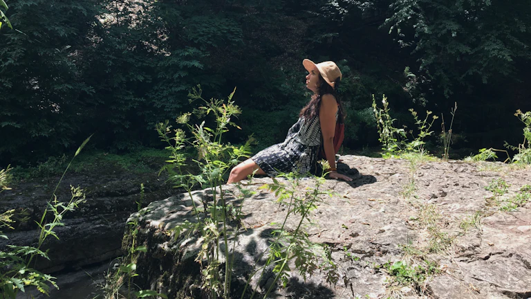 편인 도식 사주 막힌 재물운 뚫는 2026년 개운법 2 자연 속에서 명상하는 사람