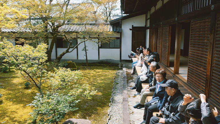 자연 속에서 명상하는 사람