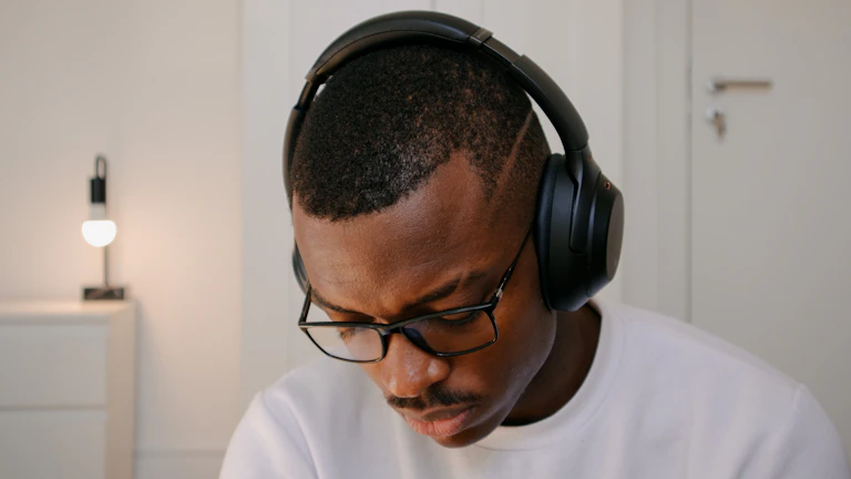 고요한 환경에서 명상하는 사람