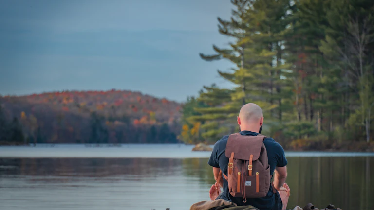 야외에서 명상하는 사람