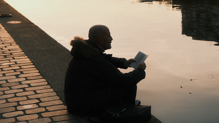 야외에서 명상하는 사람