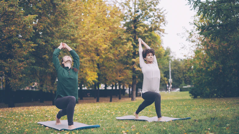 평화롭게 명상하는 사람