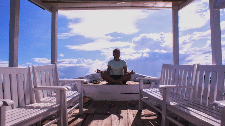 평화롭게 명상하는 사람