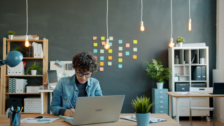 깔끔하게 책상을 정리하는 사람